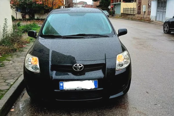 Shitet Toyota Auris – 1.4 Naftë