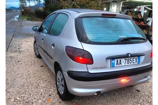 Makina ne shitje ne Tirane, Peugeot, 2004 Benzine,Kambio Manual Pagesa 1,000  Euro.