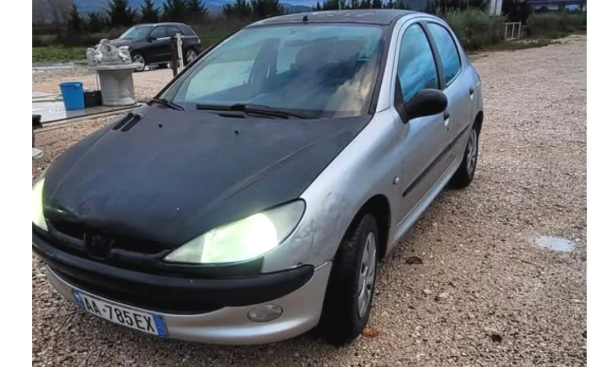 Makina ne shitje ne Tirane, Peugeot, 2004 Benzine,Kambio Manual Pagesa 1,000  Euro.