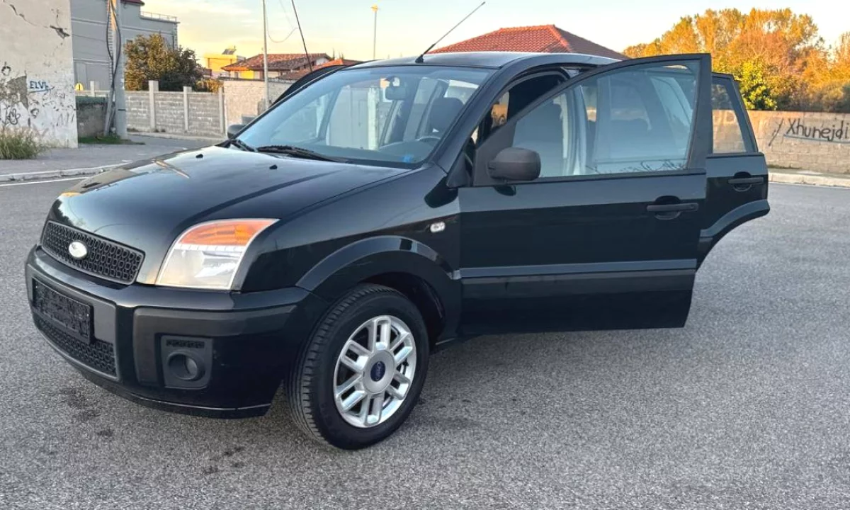 Auto in Vendita a Tirana, Ford, 2005 Diesel,Kambio Manual Pagamento 2,800  Euro.