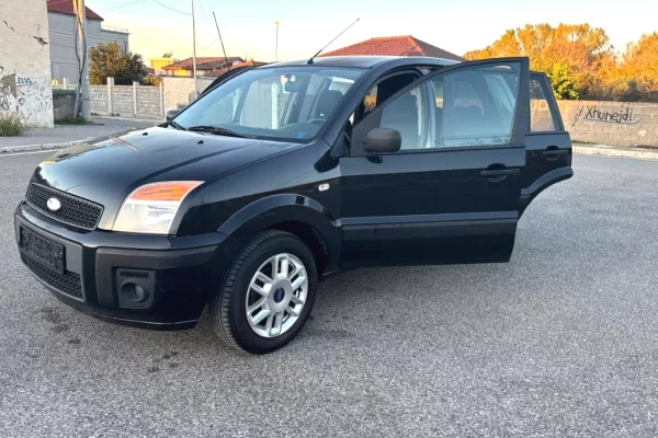 Auto in Vendita a Tirana - 2,600 Euro