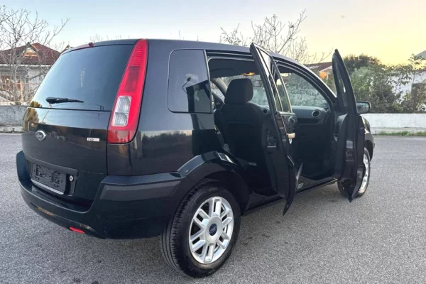 Auto in Vendita a Tirana - 2,600 Euro