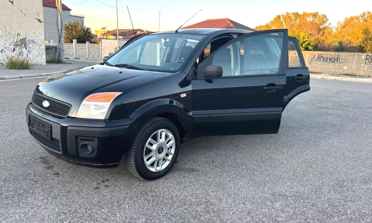 Auto in Vendita a Tirana, Ford, 2004 Diesel,Kambio Automatik Pagamento 2,600  Euro.