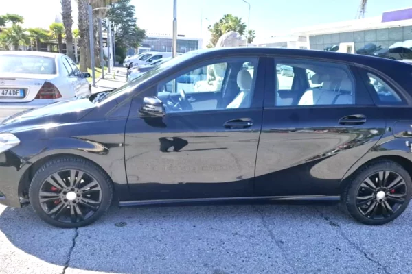 Auto in Vendita a Tirana - 590,000 Euro