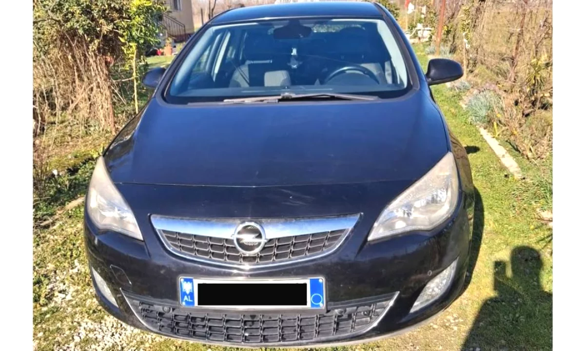 Auto in Vendita a Tirana, Opel, 2010 Diesel,Kambio Automatik Pagamento 2,900  Euro.