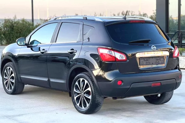 Makina ne shitje ne Tirane - 7,200 Euro