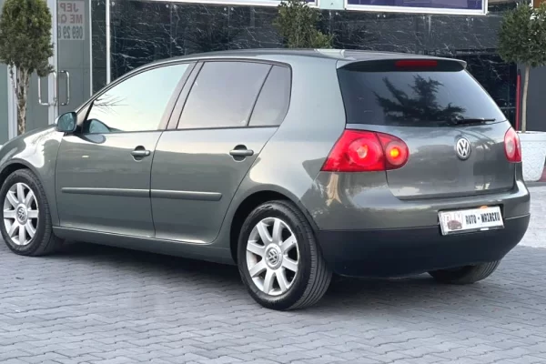 Makina ne shitje ne Fier - 3,200 Euro