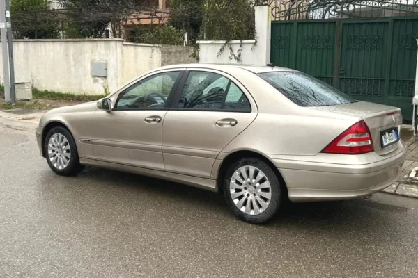 Makina ne shitje ne Tirane - 3,900 Euro