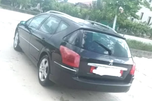 Auto in Vendita a Berat, Peugeot, 2006 Diesel,Kambio Manual Pagamento 2,500  Euro.