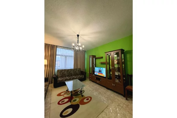 Jepet me qera apartamenti 1+1 i arredur në mënyrë bashkëkohore