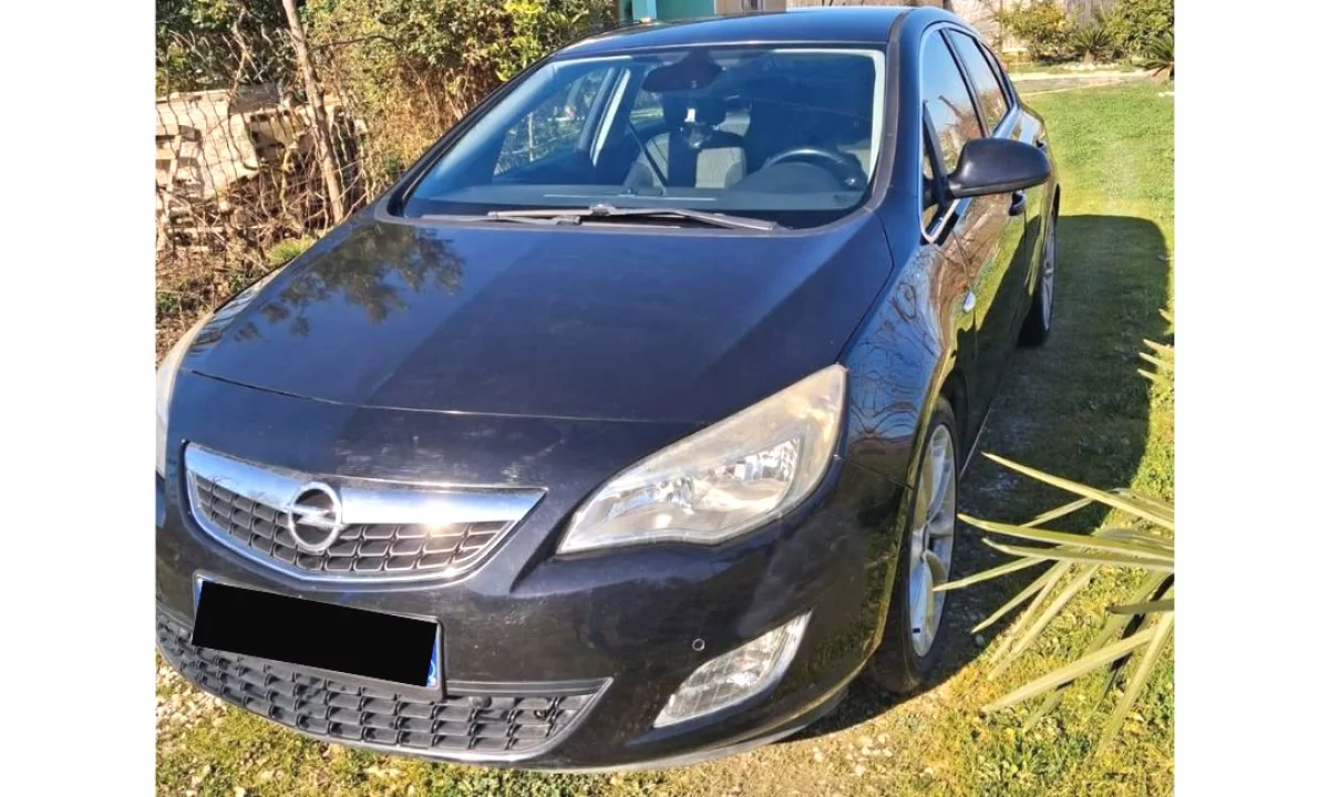 Auto in Vendita a Tirana, Opel, 2010 Diesel,Kambio Manual Pagamento 2,900  Euro.