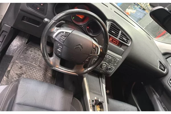 Auto in Vendita a Valona - 5,500 Euro