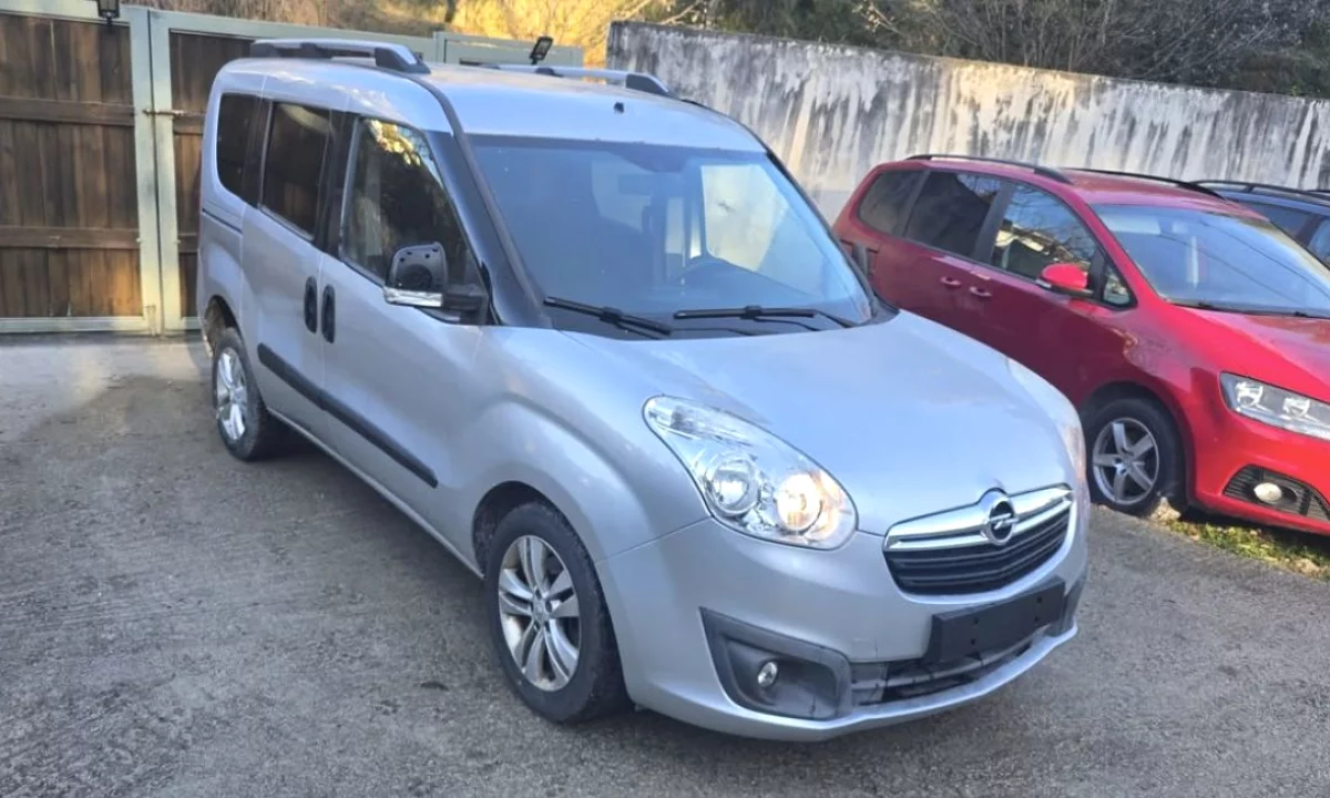 Auto in Vendita a Tirana, Opel, 2012 Diesel,Kambio Manual Pagamento 5,300  Euro.