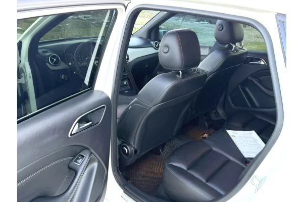 Auto in Vendita a Berat, Mercedes-Benz, 2013 Diesel,Kambio Automatik Pagamento 7,900  Euro.