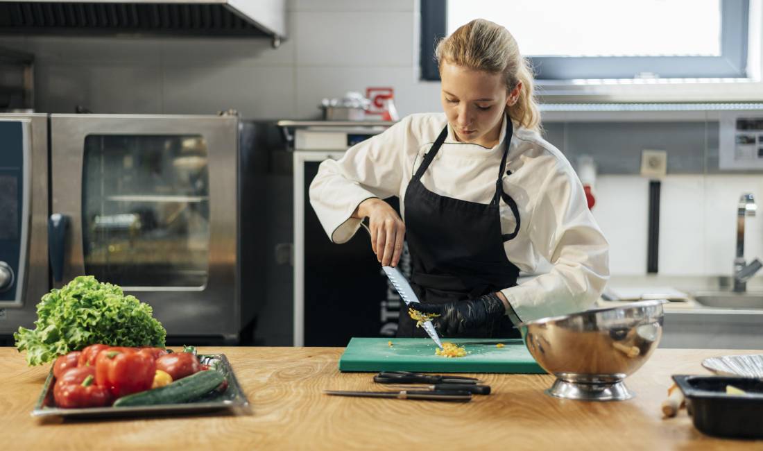 Njoftime Pune ne Tirane, Profesioni KUZHINIER/E , Ekspert/Profesionist, Pagesa 1,000  Euro.