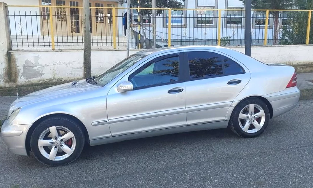 Auto in Vendita a Fier, Mercedes-Benz, 2002 Diesel,Kambio Manual Pagamento 2,500  Euro.