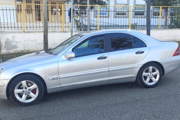 Makina ne shitje ne Fier - 2,500 Euro