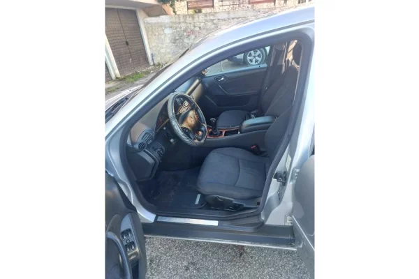 Makina ne shitje ne Fier - 2,500 Euro