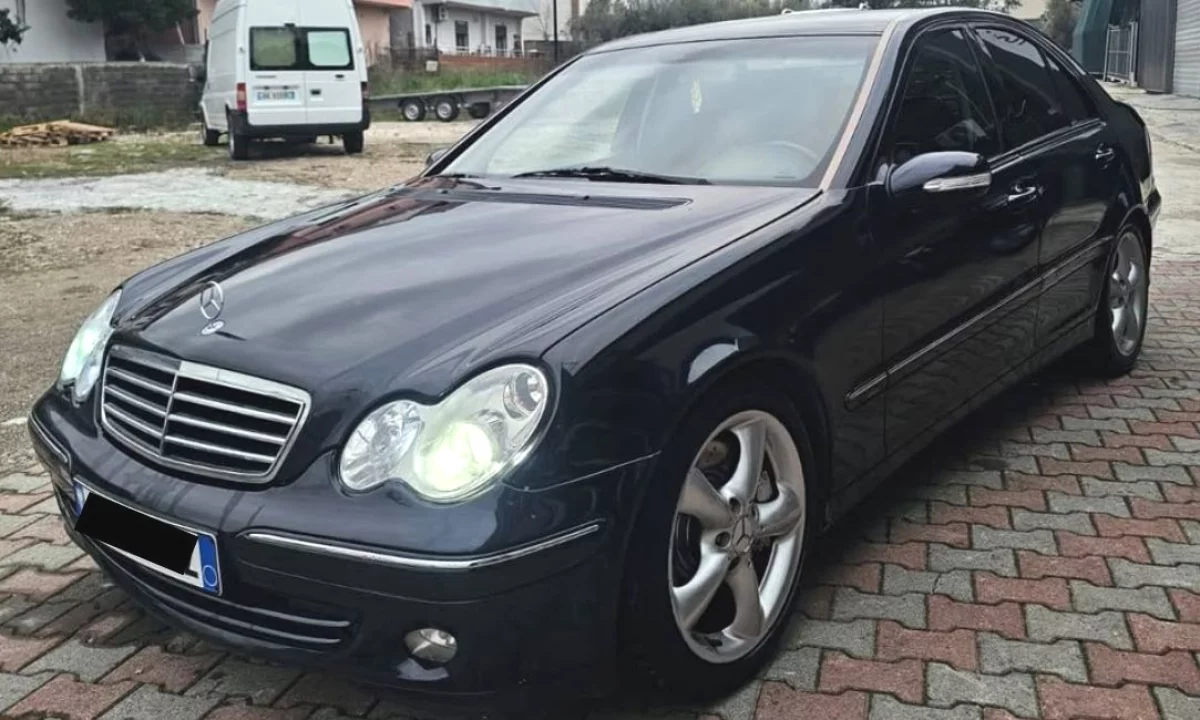 Makina ne shitje ne Tirane, Mercedes-Benz, 2004 gasoline-gas,Kambio Automatik Pagesa 3,300  Euro.