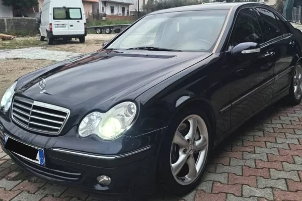 Makina ne shitje ne Tirane - 3,300 Euro