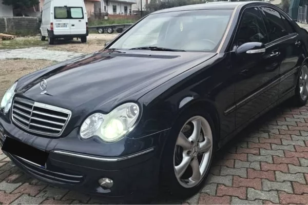 Makina ne shitje ne Tirane - 3,300 Euro