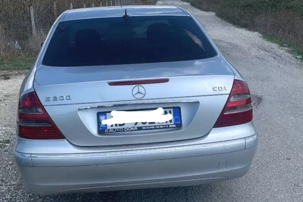 Auto in Vendita a Kavaja, Mercedes-Benz, 2006 Diesel,Kambio Manual Pagamento 4,000  Euro.