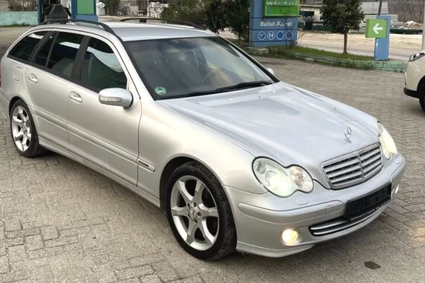 Makina ne shitje ne Tirane - 3,900 Euro