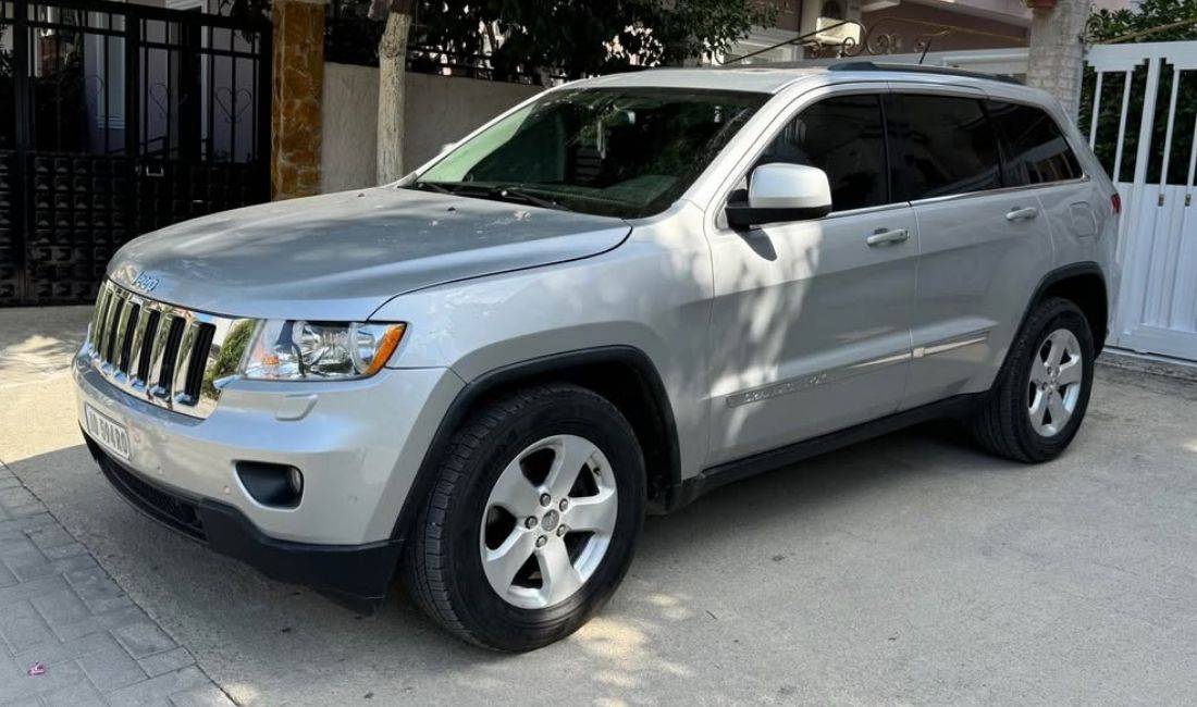 Makina ne shitje ne Tirane, Jeep, 2011 gasoline-gas,Kambio Automatik Pagesa 11,500  Euro.