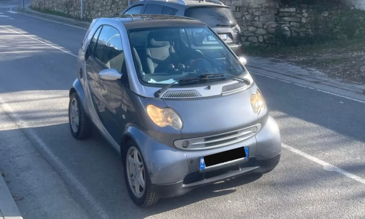 Makina ne shitje ne Tirane, Smart, 2002 Diesel,Kambio Automatik Pagesa 1,650  Euro.