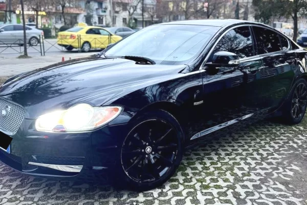 Makina ne shitje ne Tirane - 8,800 Euro