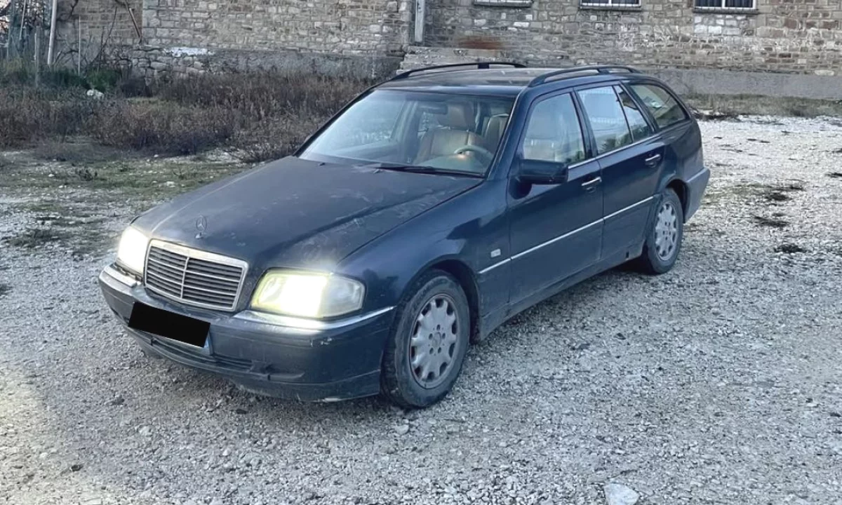 Auto in Vendita a Tirana, Mercedes-Benz, 2000 Diesel,Kambio Manual Pagamento 1,200  Euro.