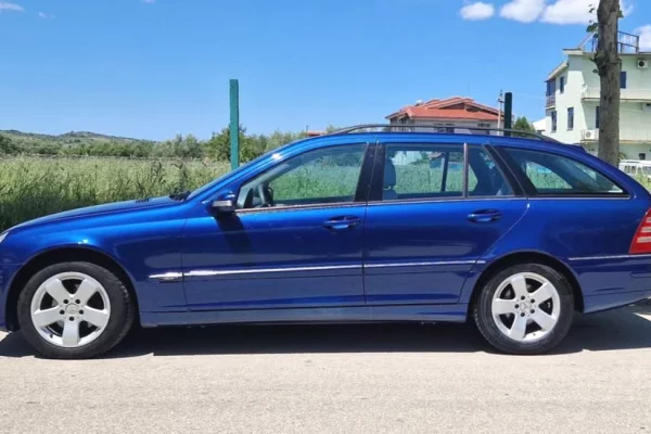 Makina ne shitje ne Fier - 3,700 Euro