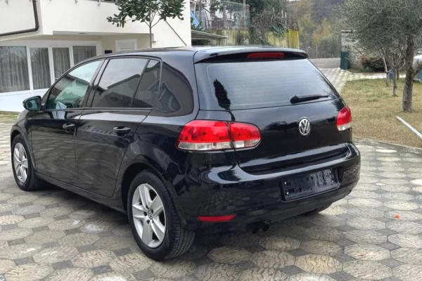 Makina ne shitje ne Tirane - 6,400 Euro