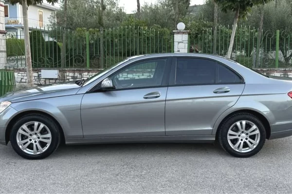 Makina ne shitje ne Tirane - 5,300 Euro