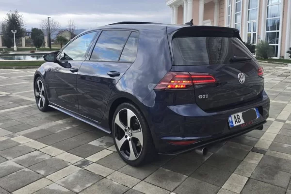 Makina ne shitje ne Tirane - 11,000 Euro