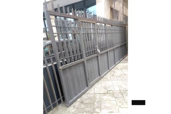 Different articles a Durazzo - 80,000 Leke