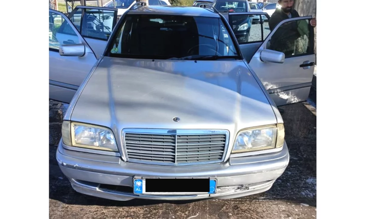Auto in Vendita a Tirana, Mercedes-Benz, 2001 Diesel,Kambio Manual Pagamento 2,000  Euro.