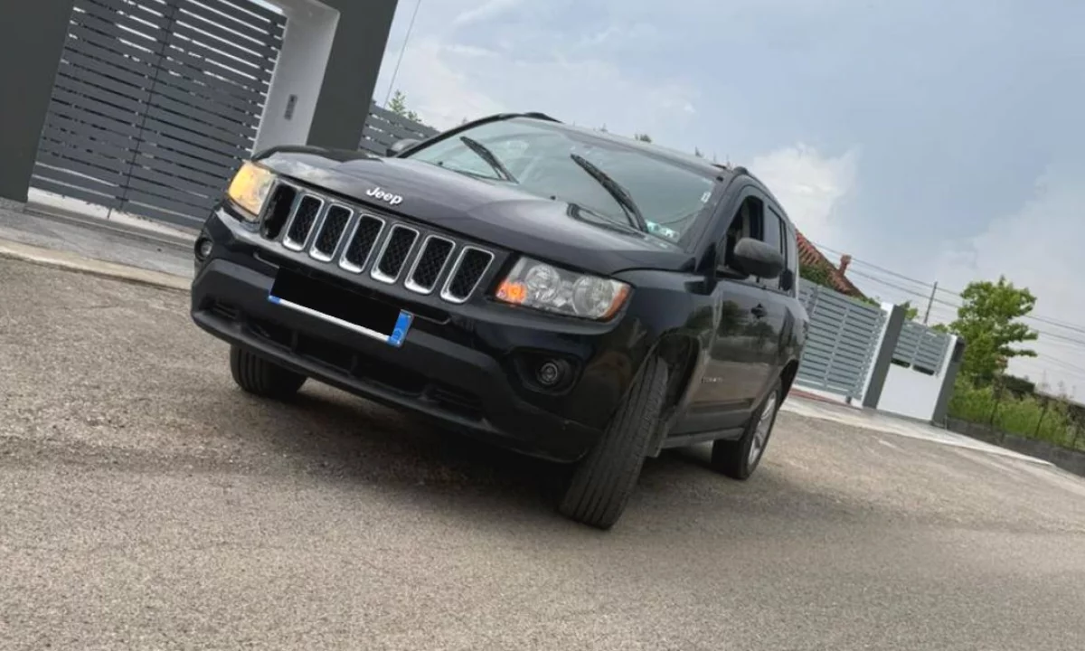 Makina ne shitje ne Tirane, Jeep, 2011 gasoline-gas,Kambio Automatik Pagesa 6,000  Euro.