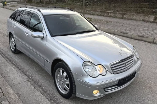 Makina ne shitje ne Tirane - 4,200 Euro