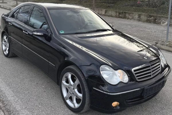 Makina ne shitje ne Tirane - 4,400 Euro