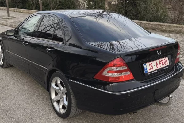Makina ne shitje ne Tirane - 4,400 Euro