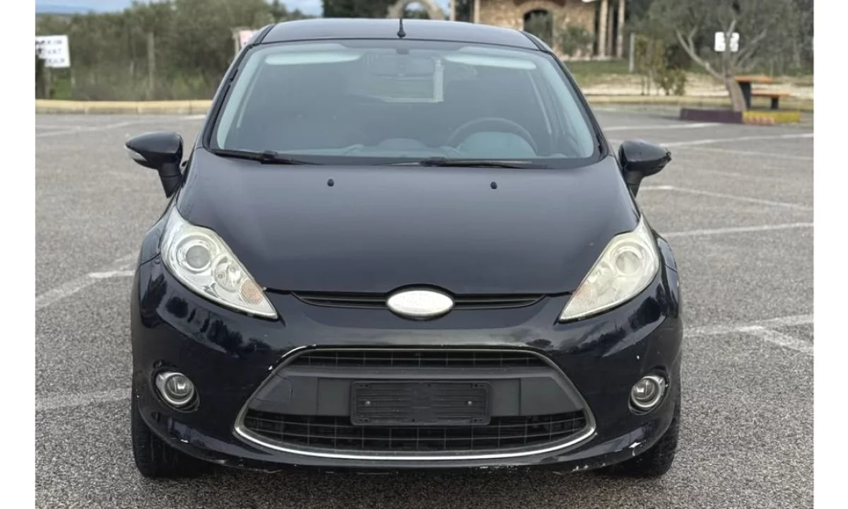 Makina ne shitje ne Fier, Ford, 2010 gasoline-gas,Kambio Manual Pagesa 2,750  Euro.
