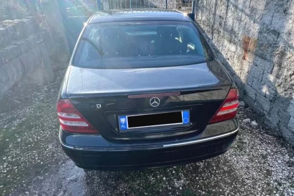 Auto in Vendita a Santa Quaranta, Volkswagen, 2004 Diesel,Kambio Automatik Pagamento 4,500  Euro.