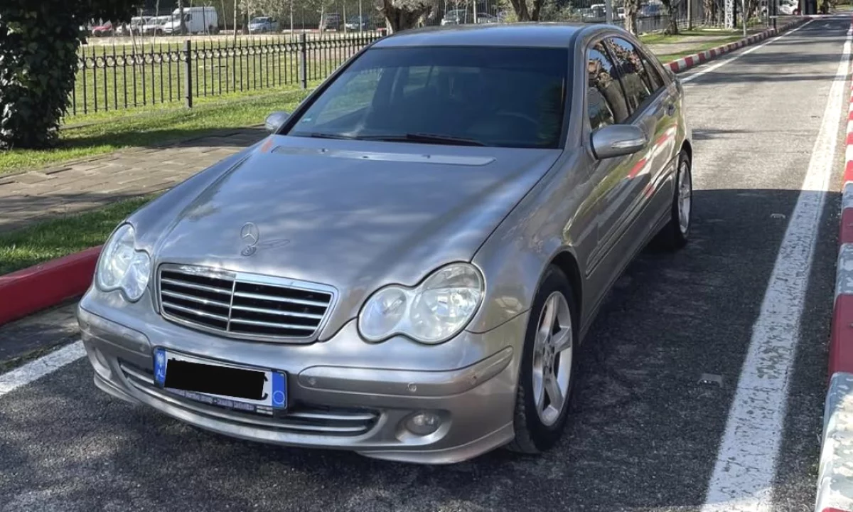 Makina ne shitje ne Tirane, Mercedes-Benz, 2005 Diesel,Kambio Manual Pagesa 3,800  Euro.