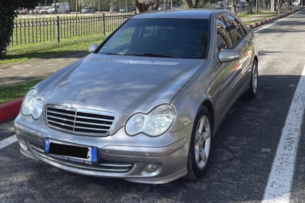 Makina ne shitje ne Tirane - 3,800 Euro