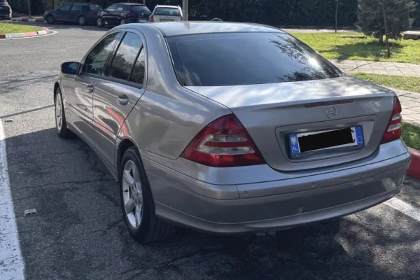 Makina ne shitje ne Tirane - 3,800 Euro