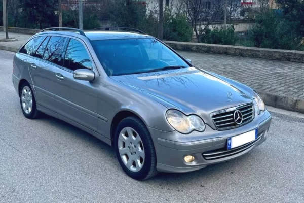 Makina ne shitje ne Tirane - 3,900 Euro