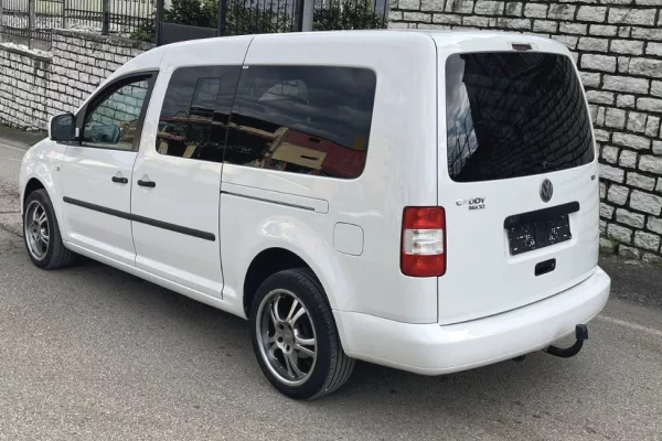 Makina ne shitje ne Tirane - 6,800 Euro