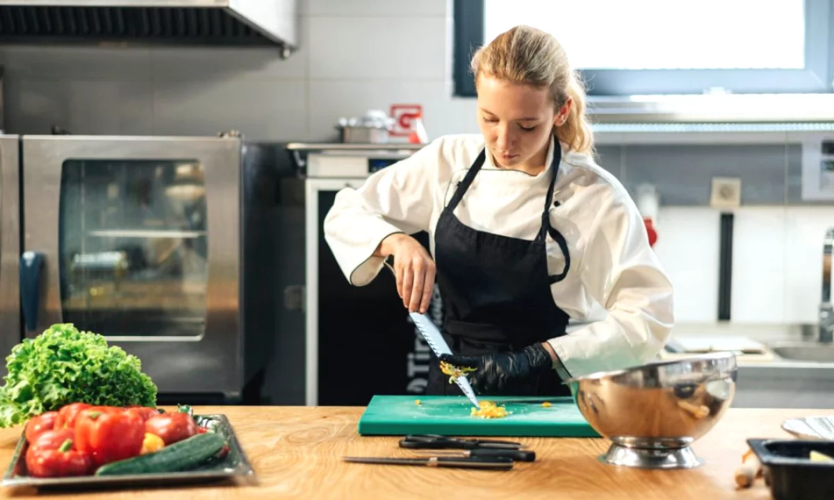 Njoftime Pune ne Tirane, Profesioni Ndihmese Kuzhiniere , Me eksperience, Pagesa Me Marreveshje.