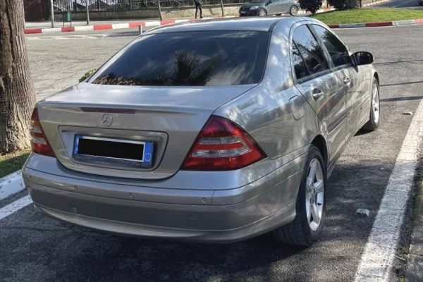 Makina ne shitje ne Tirane - 3,800 Euro